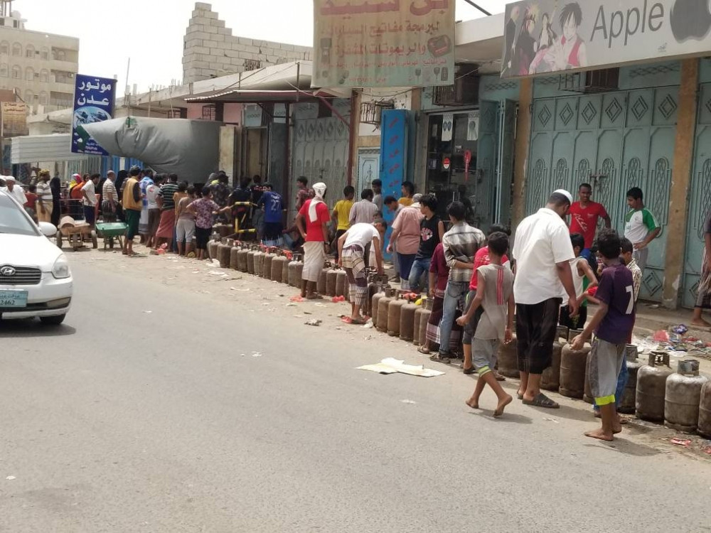 مواطني عدن يشكون من أزمة خانقة بتوفر الغاز المنزلي 