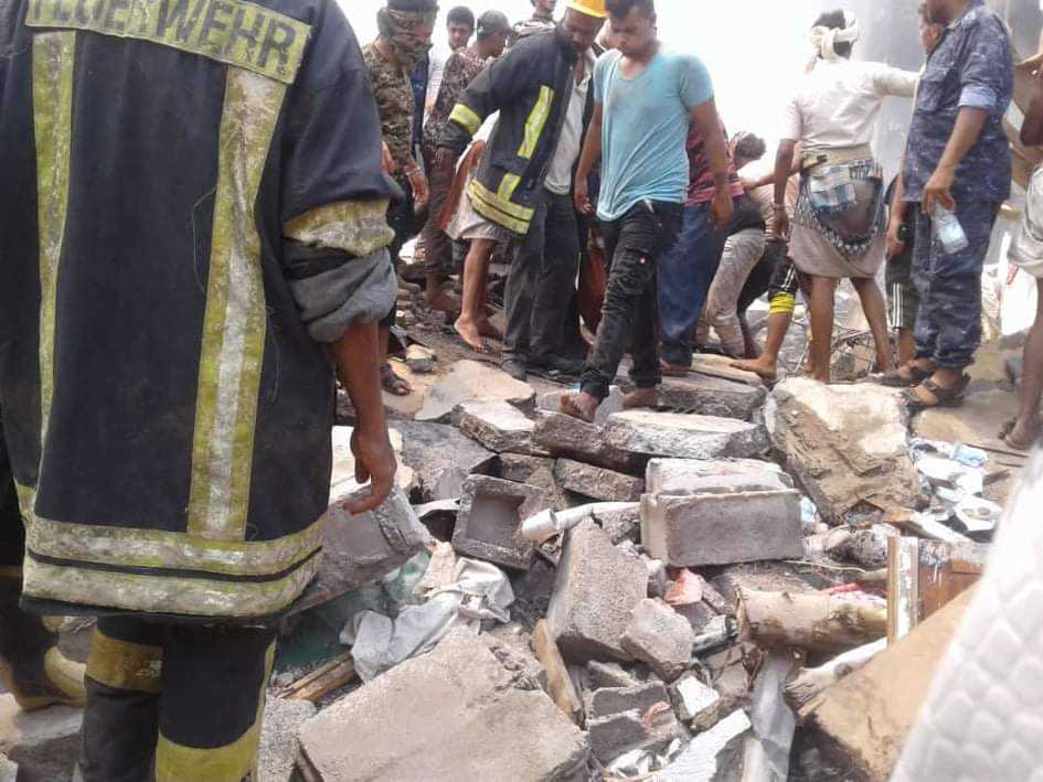 تضرر عدد من المباني إثر انفجار مخزن أسلحة تابع للحوثيين في الحديدة 