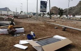 تركيب اعمدة إنارة تعمل بالطاقة الشمسية في شوارع عدن