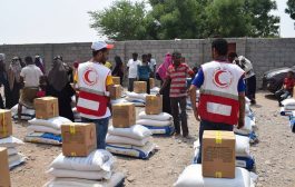 الهلال الأحمر اليمني يوزع 1402 سلة غذائية لنازحي مخيمات لحج 
