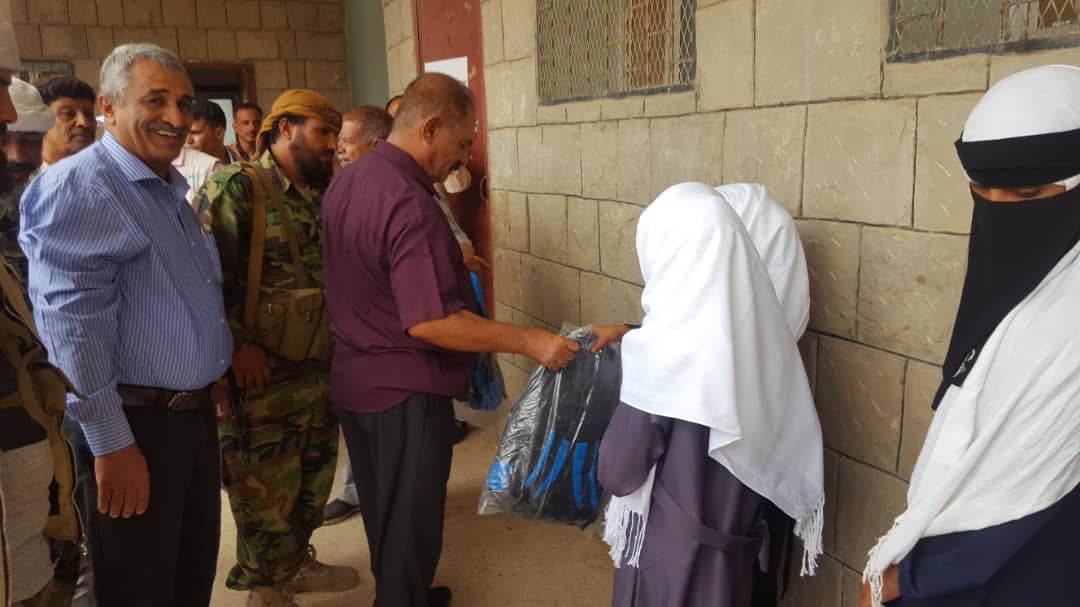 محافظ الضالع يدشن توزيع الحقيبة المدرسية لعدد من مدارس المحافظة المقدمة من sive cheldren. حماية الطفل