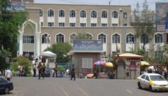 مسلحو الاصلاح يعتدون على وكيلة محافظة تعز في مستشفى الثورة