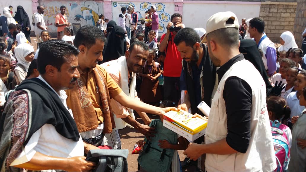 الهلال الأحمر الإماراتي يوزع حقائب مدرسية لأبناء شهداء مسيمير لحج.