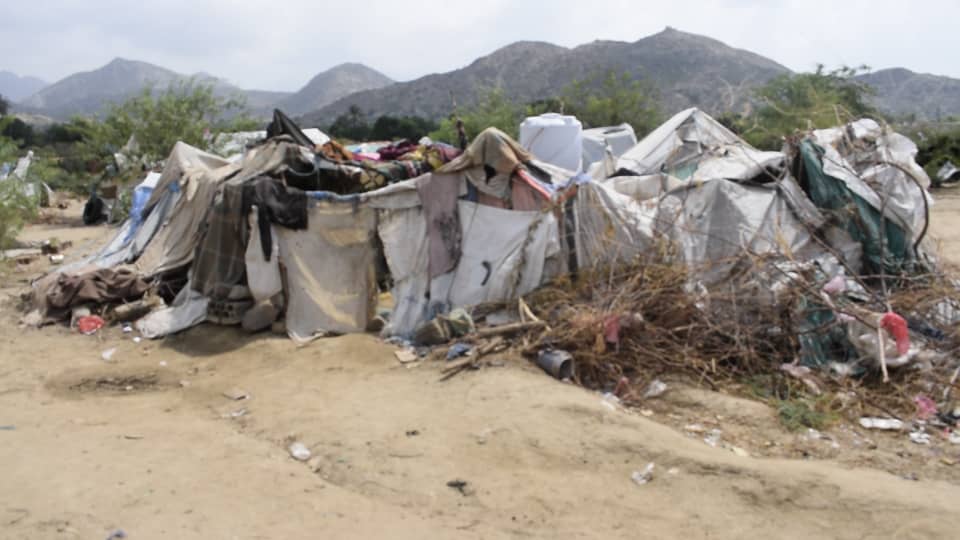 لحج : أمطار غزيرة تُحوِّل مخيمات النازحين إلى بحيرة مائية بطورالباحه