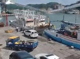 شاهد: انهيار جسرآ معلقآ في تايوان وسقوط جرحى ومفقودين