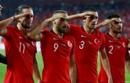 لمن أدى لاعبو المنتخب التركي التحية العسكرية بعد فوزه على ألبانيا ؟