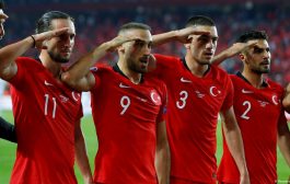 لمن أدى لاعبو المنتخب التركي التحية العسكرية بعد فوزه على ألبانيا ؟