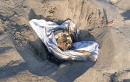 اللواء الثامن صاعقة بأبين يعثر على جثة مكفنة مدفونة بالساحل 