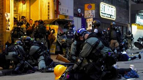 هونغ كونغ.. آلاف المتظاهرين يتحدون حظر ارتداء الأقنعة والجيش الصيني يتوعد.