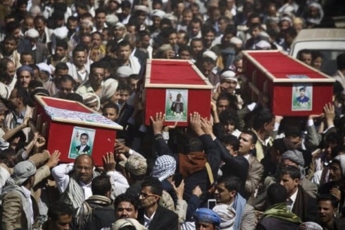 الحوثيون يشيعون عشرات القتلى بعد معركة حيران