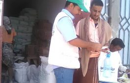 رئيس إنتقالي مسيمير لحج يتفقد عملية توزيع المساعدات الغذائية من برنامج الغذاء العالمي 