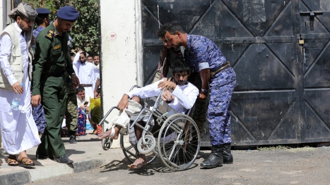 بالصور: الخارجون من سجون الحوثي بين مريض ومشلول ومعذبين