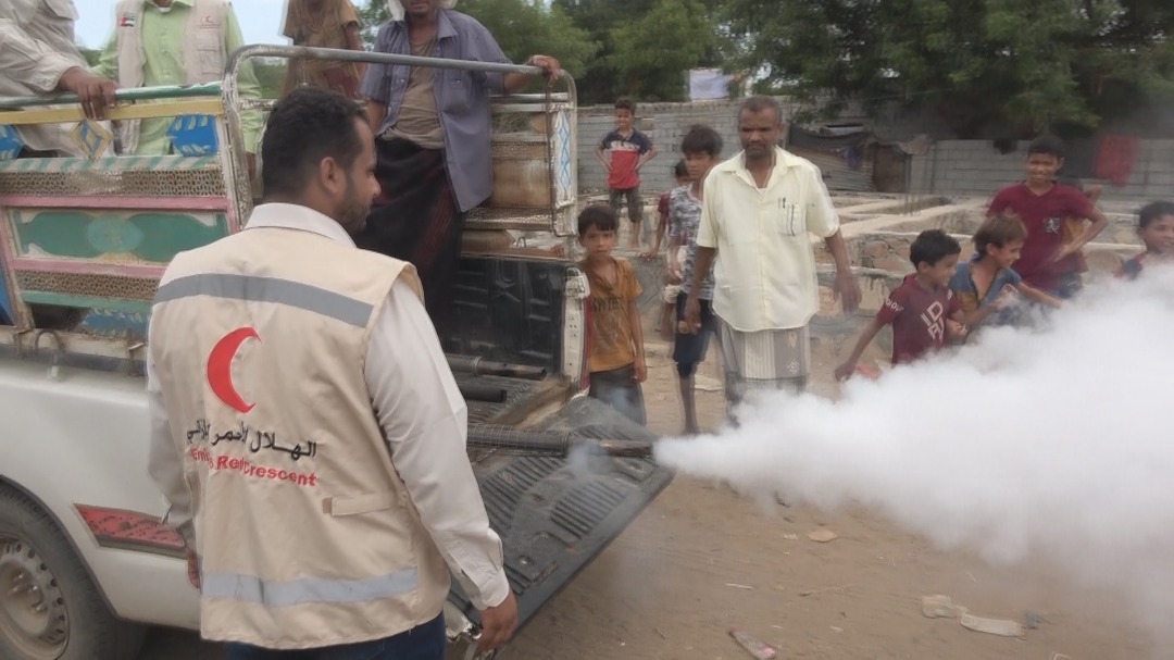 الهلال الأحمر الإماراتي يطلق حملة الرش الضبابي في محافظة أبين