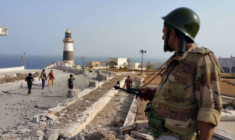 بتمكين الإخوان.. الشرعية تمهّد للصدام مجددا مع المجلس الانتقالي وتستفز اللتحالف بتعيين محافظ إصلاحي