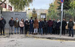 الشرطة الروسية تعتقل طلاب يمنيين من أمام السفارة بطلب من السفير الوحيشي