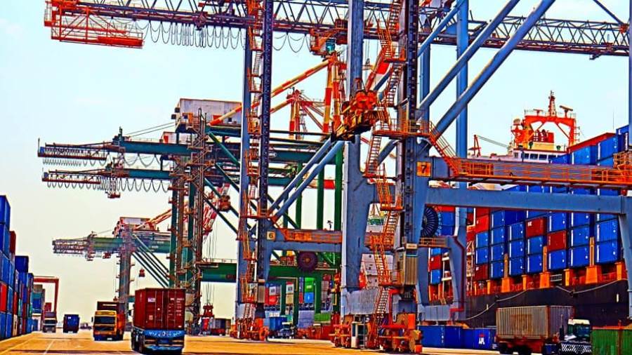 ميناء عدن يستقبل أكثر من 190 الف طن و 2000 حاوية من مساعدات الغذائية خلال 10 أشهر