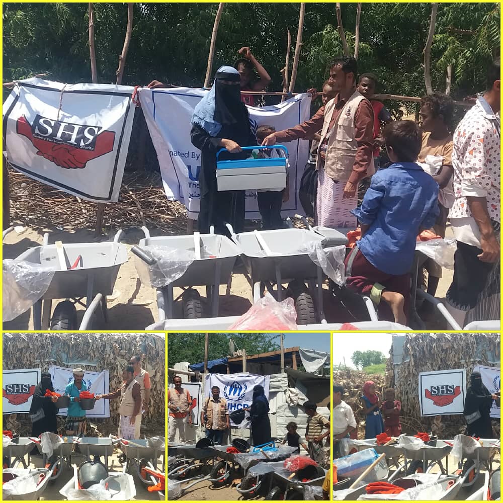 مدير الوحدة التنفيذية لإدارة مخيمات النازحين بأبين يدشن توزيع ادوات زراعية 