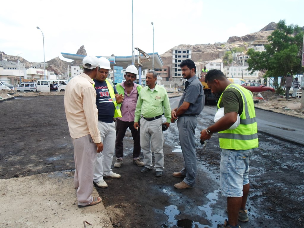 تدشين اعمال سفلتة شارع الدكة بمديرية المعلا