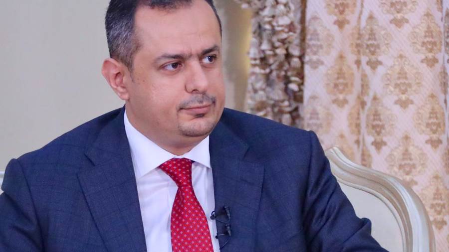 رئيس الوزراء: الحكومة سمحت لعشر سفن تحمل مشتقات نفطية بالدخول الى ميناء الحديدة