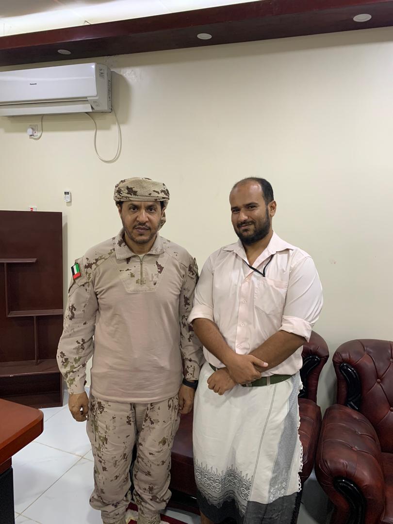قائد قوات التحالف في عدن يكرم  الشهيد العقيد طيار خالد هتاري