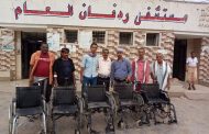 مؤسسة السماحة توزع 250 من الكراسي المتحركة والعكازات الطبية على فئة ذوي الإعاقة بثلاث محافظات
