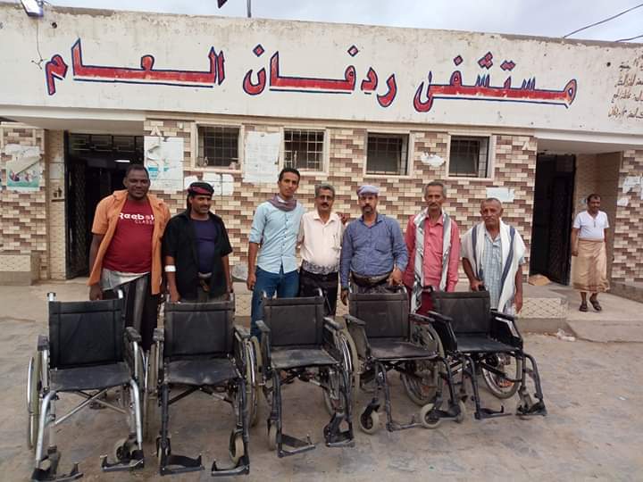 مؤسسة السماحة توزع 250 من الكراسي المتحركة والعكازات الطبية على فئة ذوي الإعاقة بثلاث محافظات