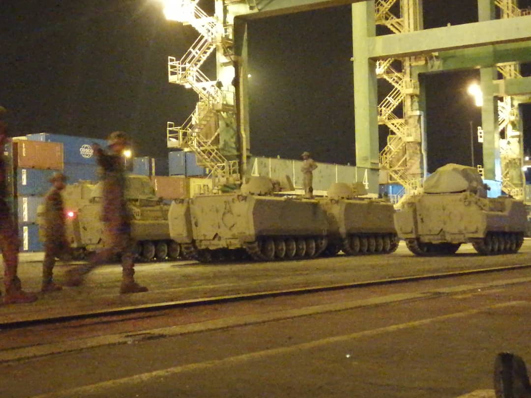 ميناء عدن يشهد وصول معدات عسكرية وجنود للقوات السعودية