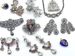 مجوهرات من القرن 16 في ثلاجة عجوز بريطانية.. فيديو