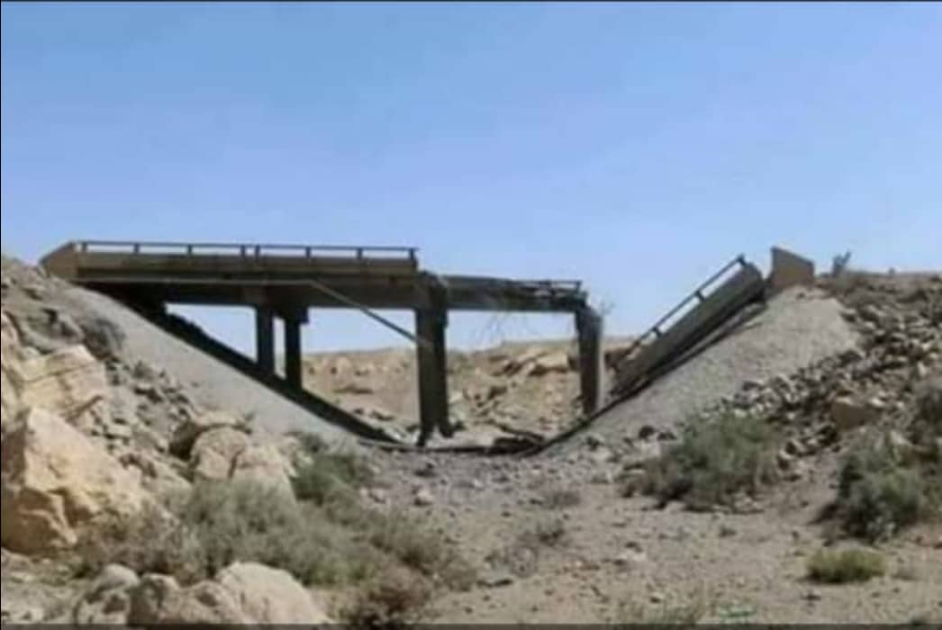 مليشيات الحوثي الإجرامية تفجر جسر زيلة مريس