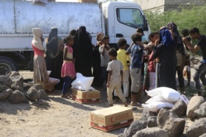 في استجابة عاجلة الهلال الأحمر الإماراتي يقدم مساعدات إنسانية وإيوائية للمواطنين المتضررين من قصف الحوثي على مدينة المخا
