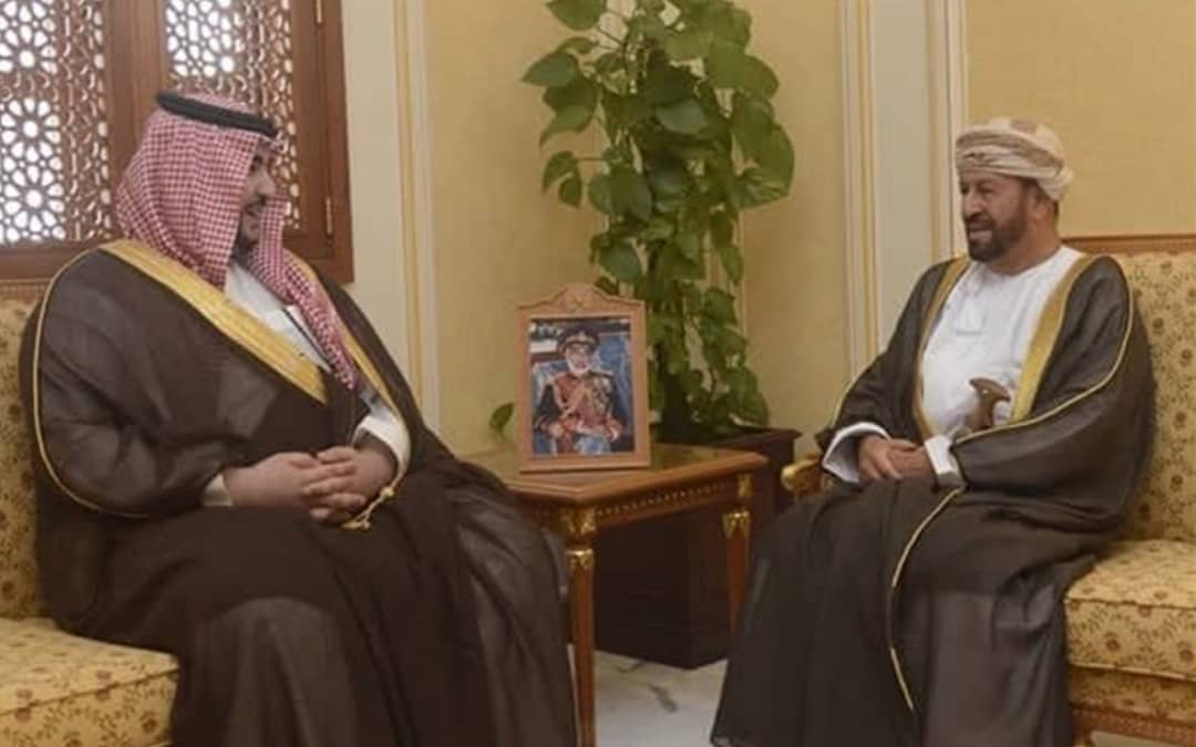 الأمير خالد بن سلمان في عُمان في زيارة مفاجئة .. هل لها علاقة بملف اليمن ؟