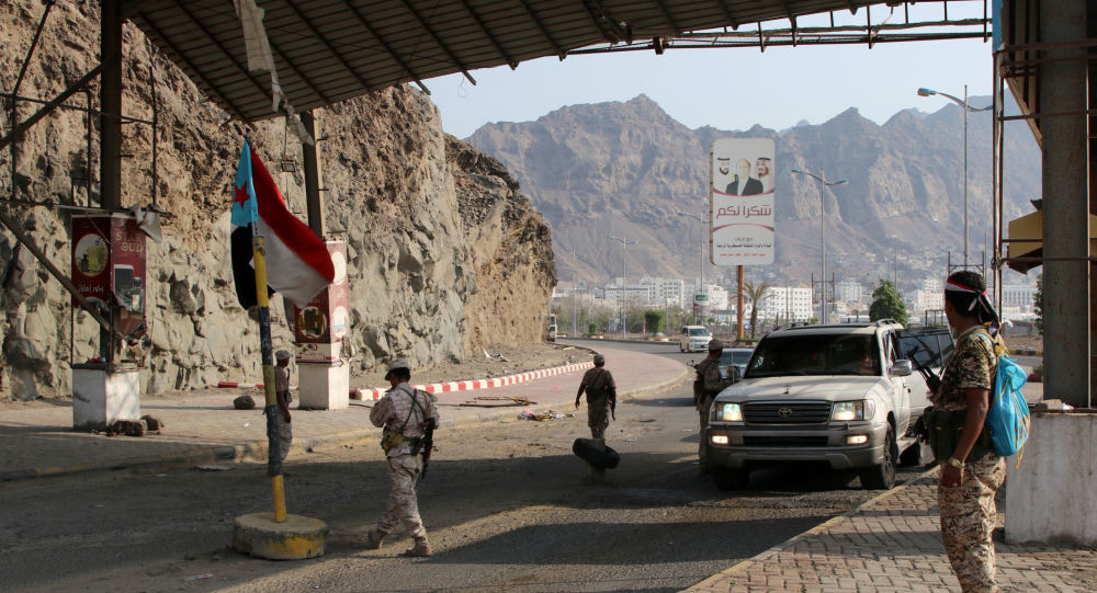 تأجيل عودة رئيس الوزراء إلى عدن.. ومصادر تكشف السبب
