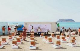 الهلال الاحمر الإماراتي يقدم مساعدات غذائية لمواطني مديرية رضوم