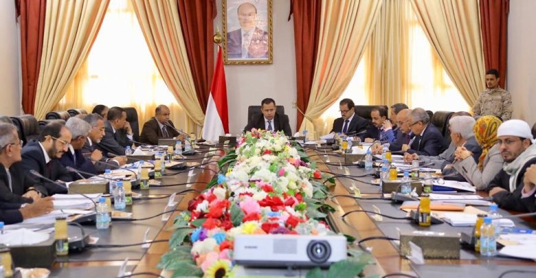 مجلس الوزراء يقر عودة رئيس الحكومة إلى العاصمة عدن برفقة 6 وزراء وقائد الحماية الرئاسية