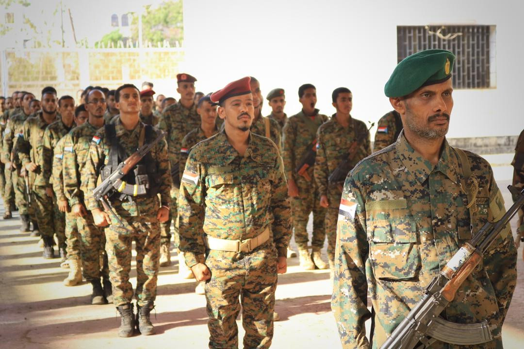 قوات الحزام الأمني تنظم عرضا عسكريا في عدن 