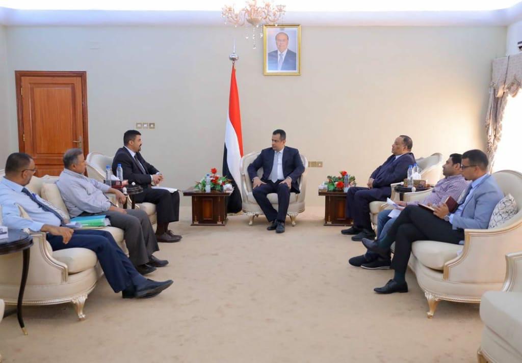 رئيس الحكومة يستعرض مع محافظ عدن الخطة العاجلة لتطبيع الاوضاع في العاصمة المؤقتة 