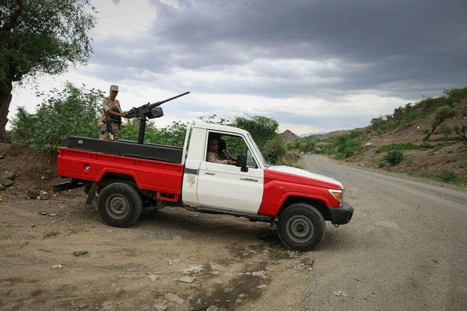 جنود على متن طقم عسكري يصيبون شاب بجروح خطيرة في تعز