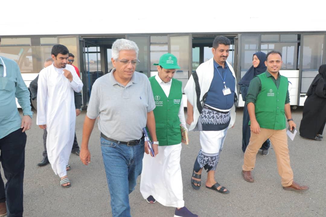 لجنة من برنامج اعادة الإعمار تصل مطار عدن الدولي للبدء بالتجهيزات الانشائية 