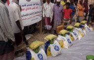 انتقالي بروم ميفع يدشن توزيع السلل الغذائية لأسر الشهداء والجرحى والأشد فقراً