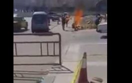مواطن يمني يشعل النار في نفسه على ابواب الرئاسة بصنعاء