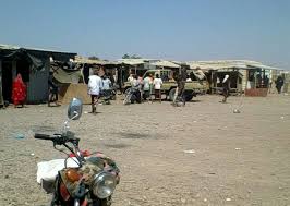عمال الخدمات الاجتماعية بمخيم خرز يناشدون سلطات لحج وقف استقطاعات مرتباتهم وإنصافهم 