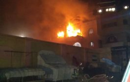 عاجل: اندلاع حريق هائل بأحدى المراكز التجارية في عدن