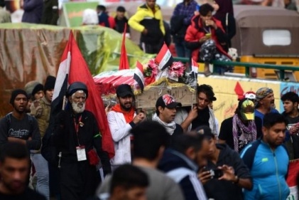 عرض الصحف البريطانية.. طعن جماعي في بغداد مع دخول أنصار الحشد ساحة التحرير