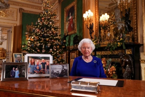 لماذا غاب هاري وميغان وابنهما عن صورة الملكة الرسمية؟