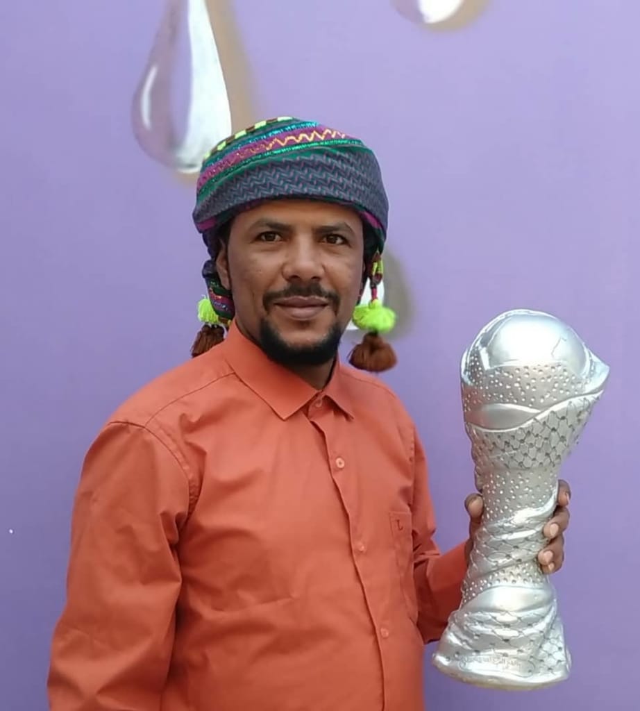 شاب من ابناء تريم يبدع في نحت مجسم لكأس الخليج العربي