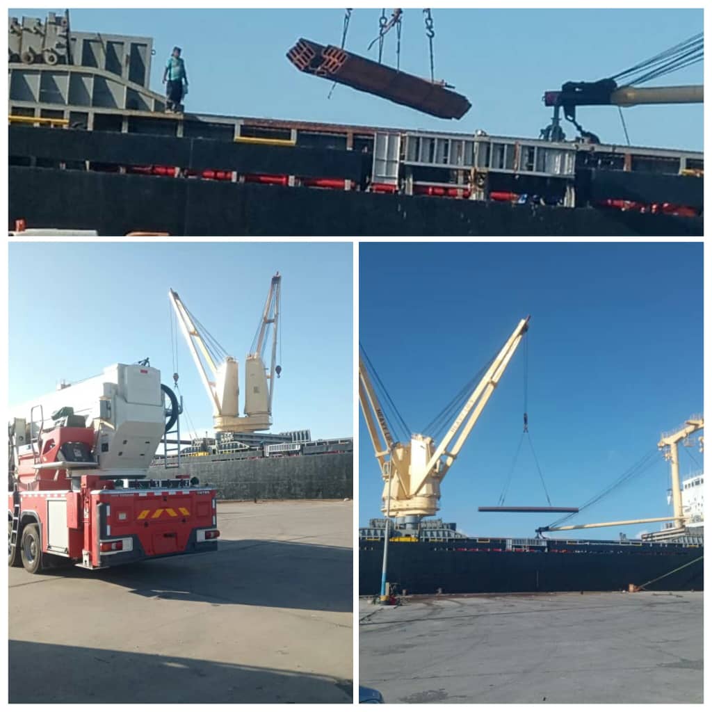 وصول سفينة  الى ميناء الزيت على متنها معدات لمشاريع مصافي عدن