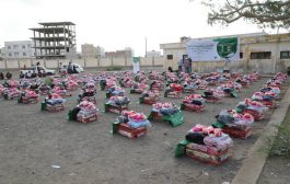 محافظ لحج يدشن توزيع 400 حقيبة شتوية مقدمة من مركز الملك سلمان