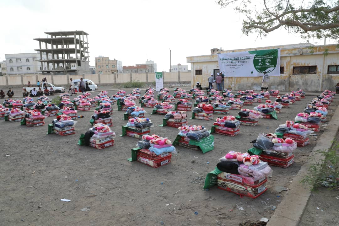 محافظ لحج يدشن توزيع 400 حقيبة شتوية مقدمة من مركز الملك سلمان