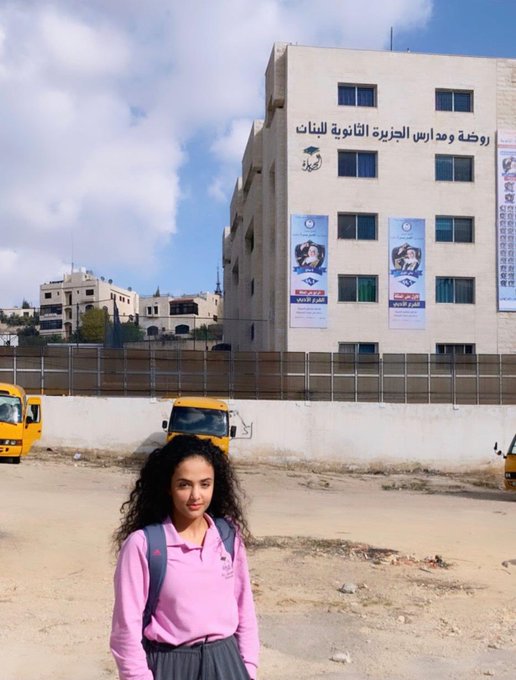 مدرسة أردنية تفصل طالبة يمنية بسبب منشورات والدها