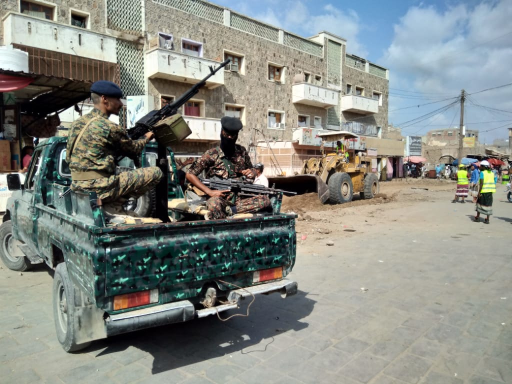 بحماية القوات الخاصة في محافظة لحج هدم البناء العشوائي في مديرية الحوطة 